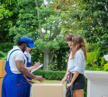 movers talking with customers
